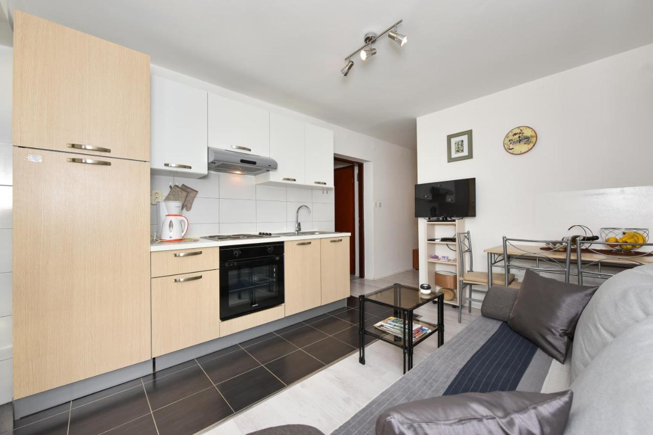 Lovely Apartment In The Groundfloor Zadar Exterior photo