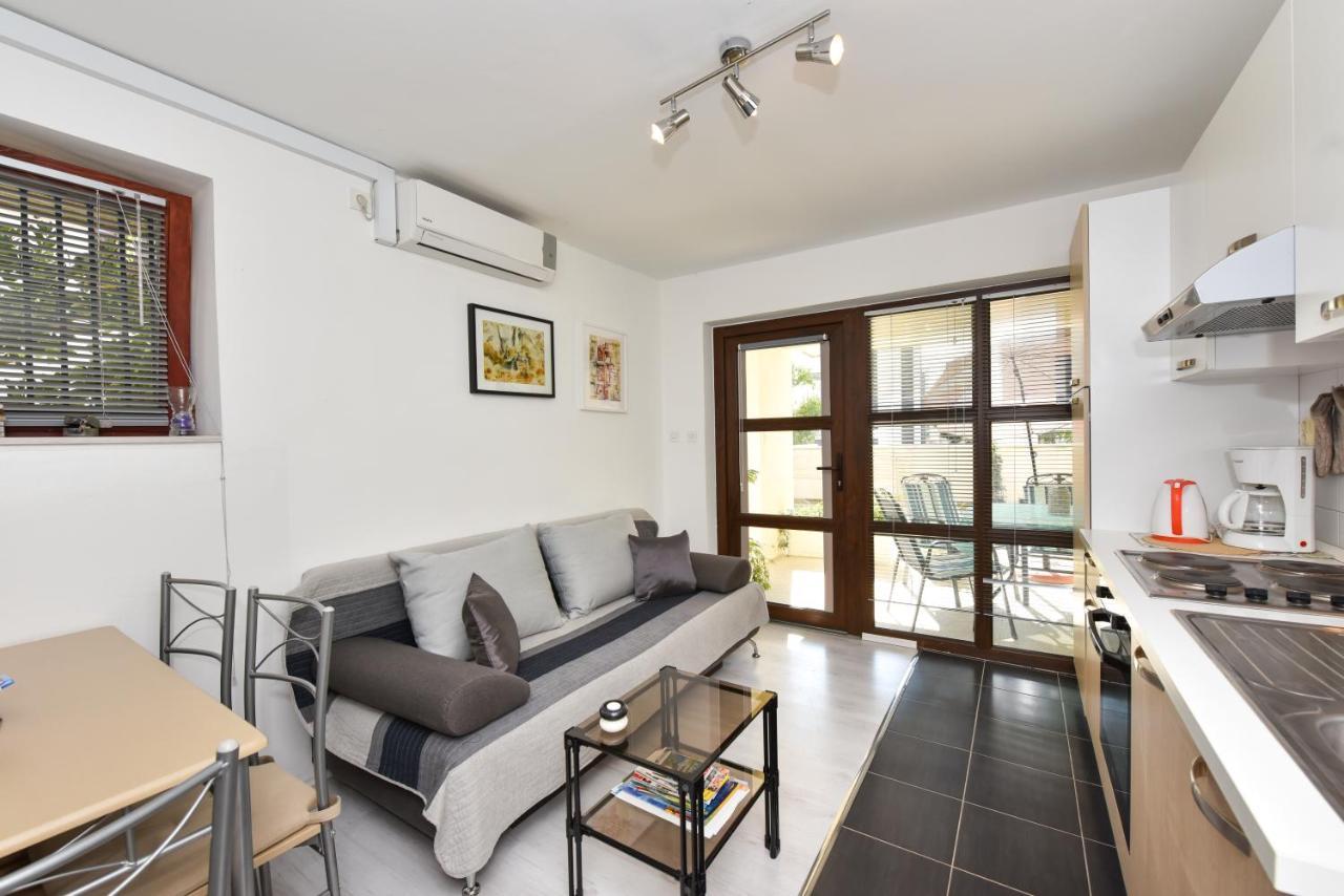 Lovely Apartment In The Groundfloor Zadar Exterior photo