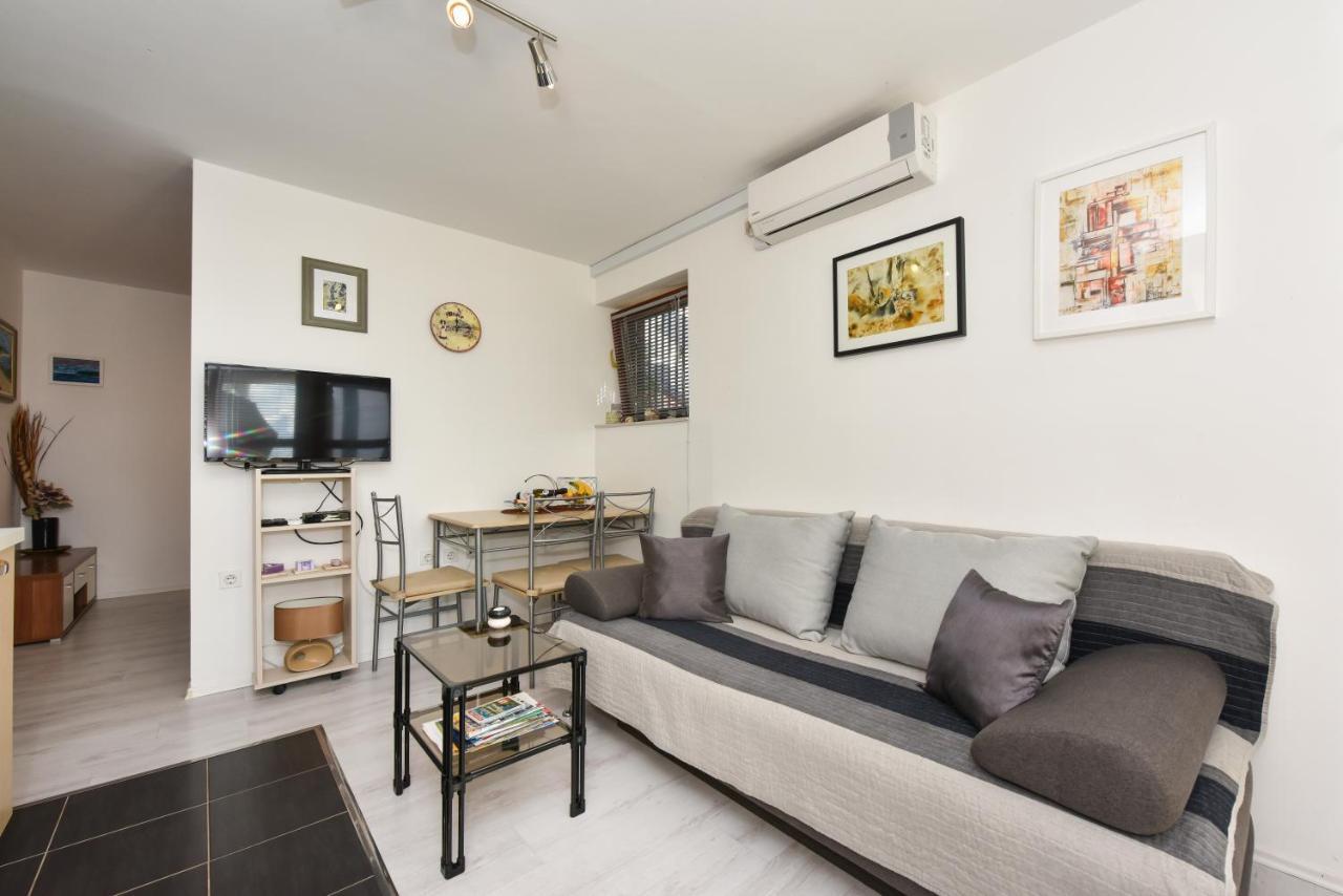 Lovely Apartment In The Groundfloor Zadar Exterior photo