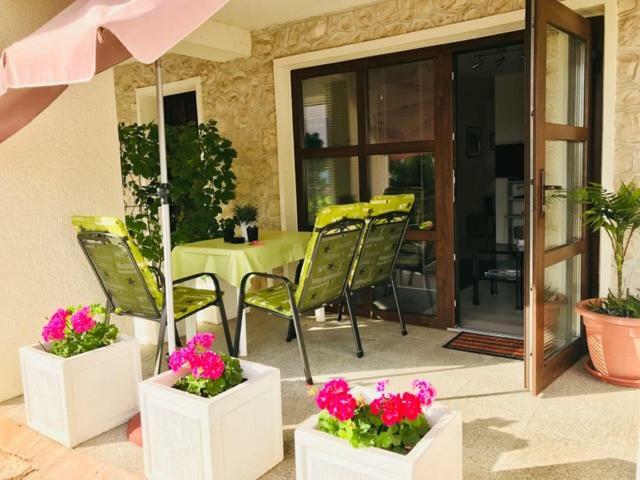 Lovely Apartment In The Groundfloor Zadar Exterior photo